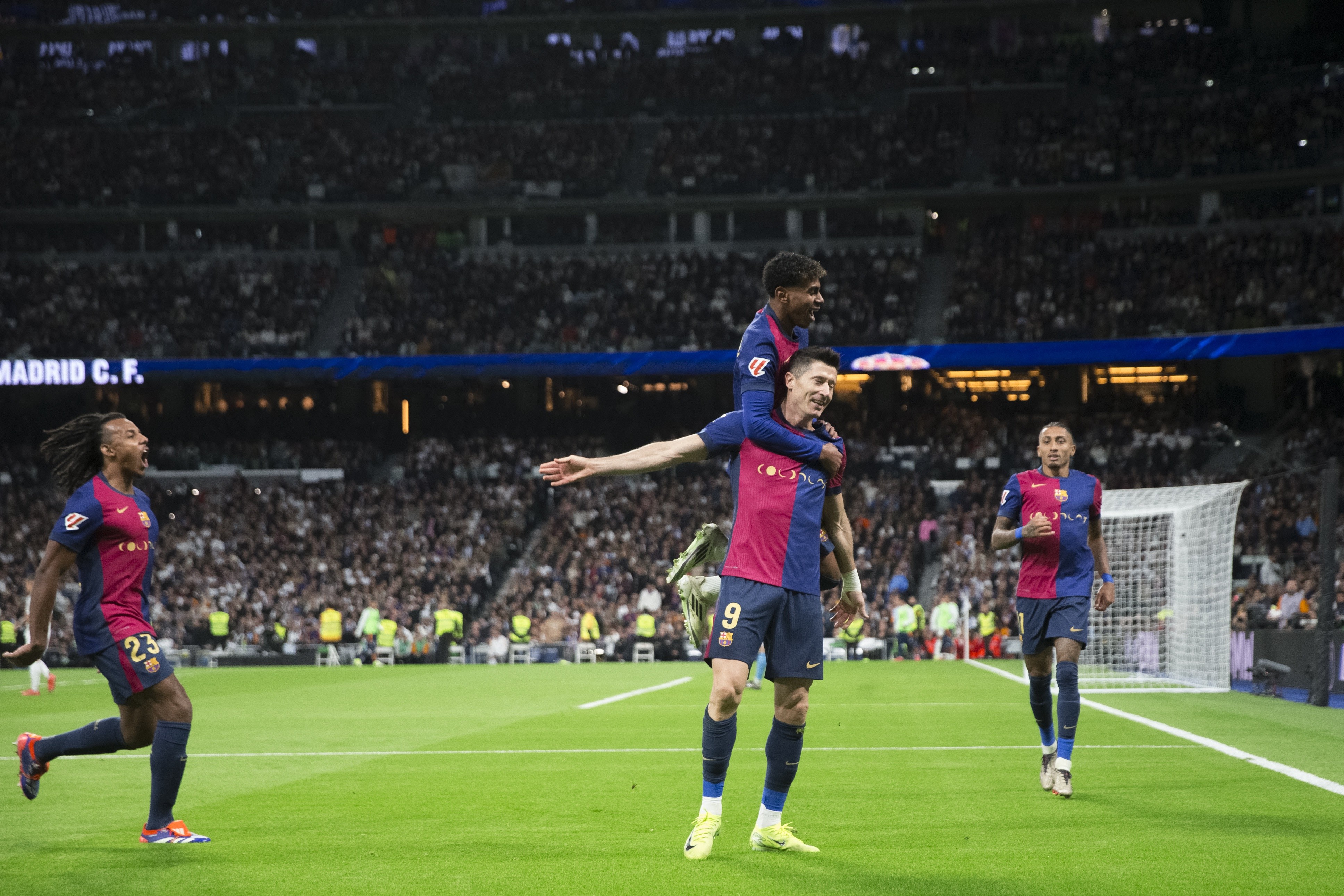 莱万多夫斯基重要时刻持续失利，SKT带队取胜！赛场气氛高涨(莱万多夫斯基球衣号码)