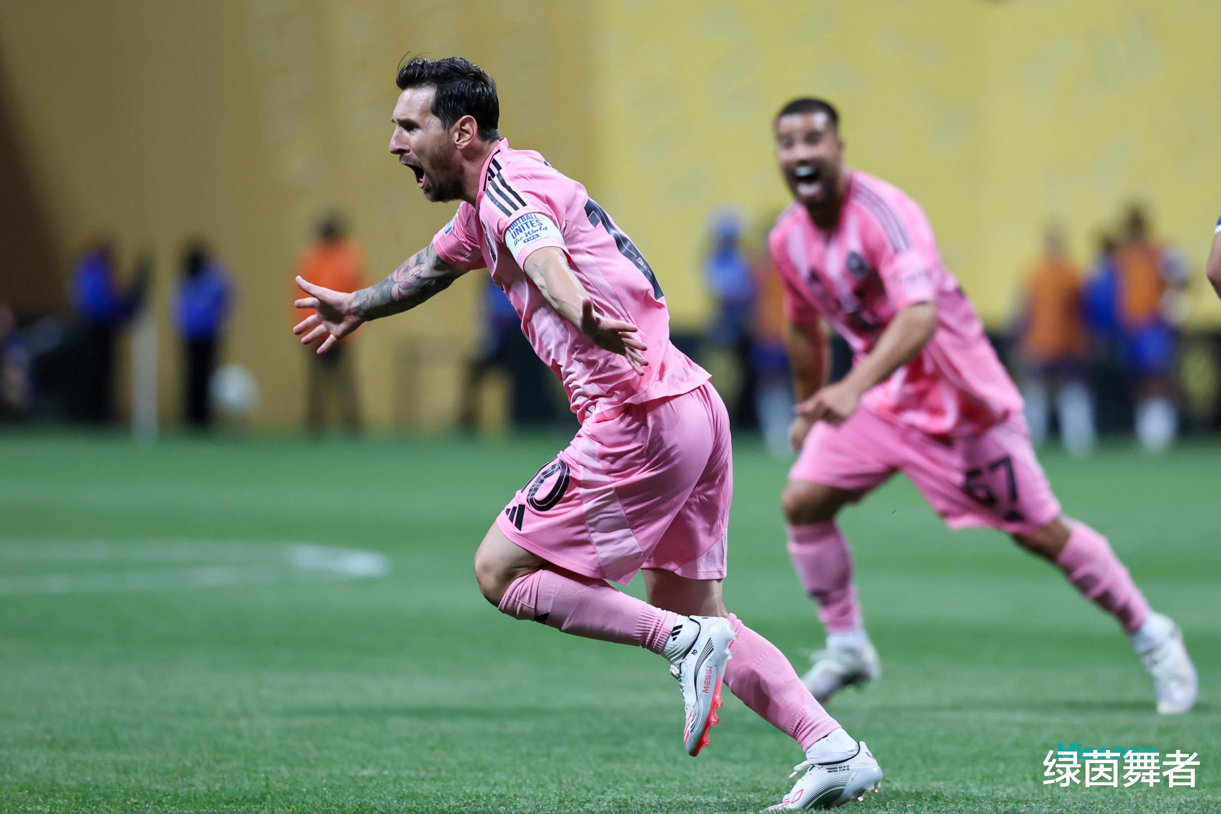 梅西在热火比赛中晋级下一阶段，比赛局势复杂引发热议！观众掌声雷动的简单介绍