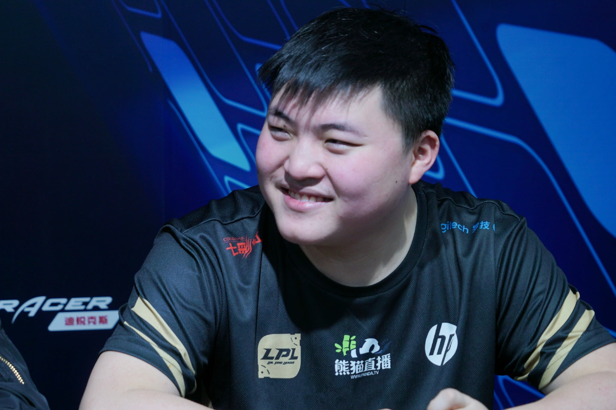 包含Uzi重返赛场，持续失利首场状态出色，中国队观众沸腾！再创辉煌时刻的词条