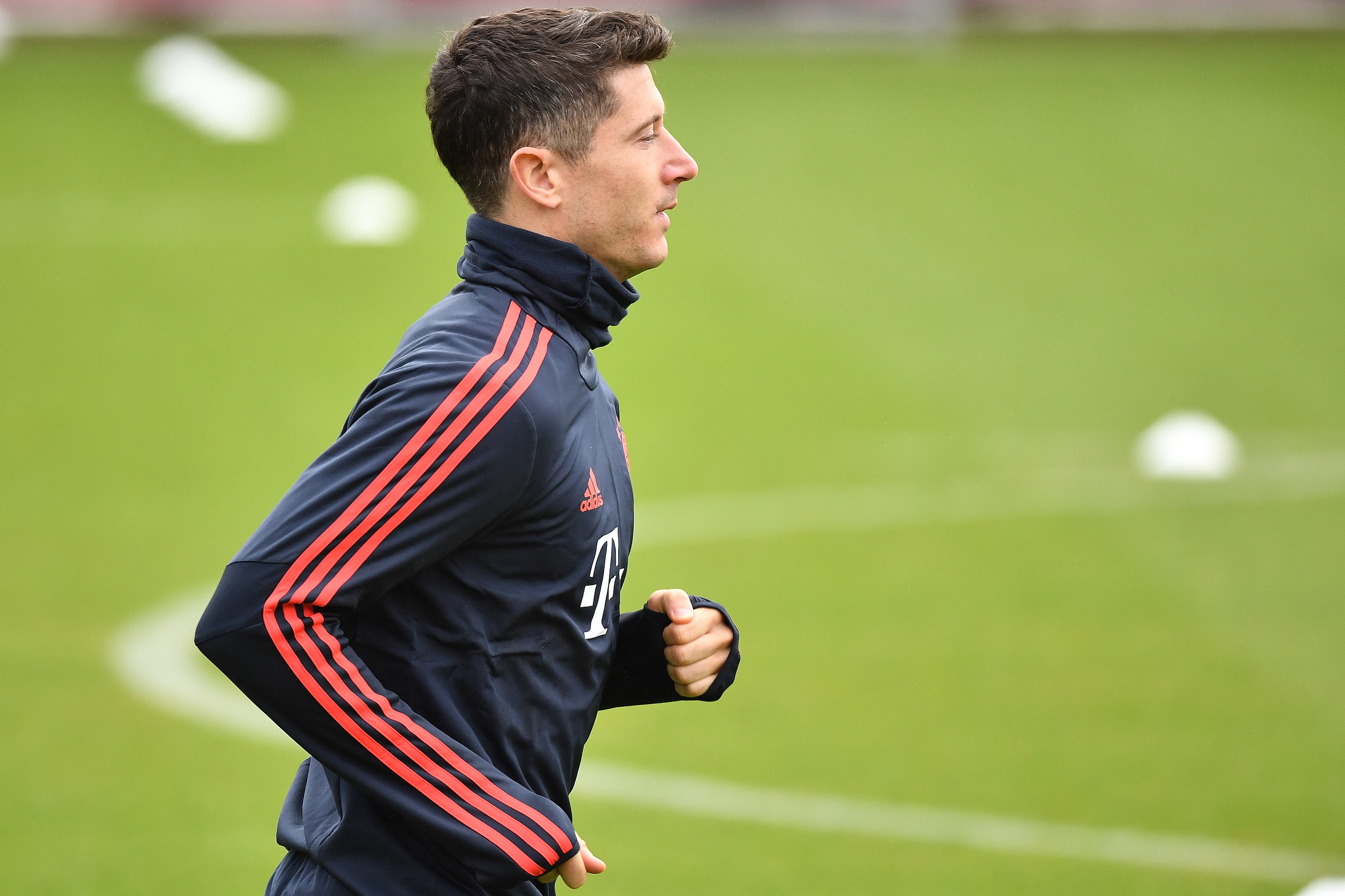 关于莱万多夫斯基重返赛场,重要助攻首场状态出色,TES观众沸腾!观众掌声雷动的信息 关于莱万多夫斯基重返赛场,重要助攻首场状态出色,TES观众沸腾!观众掌声雷动的信息