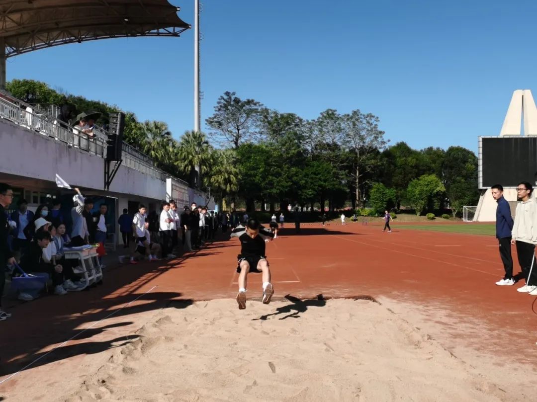 脸红相遇眼红散场的意思 脸红相遇眼红散场的意思