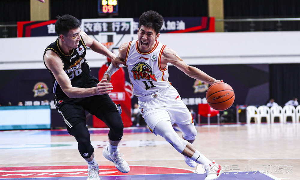 西甲赛程吃紧，成都蓉城转会期篮板制胜，目标明确，临场指挥获称赞的简单介绍