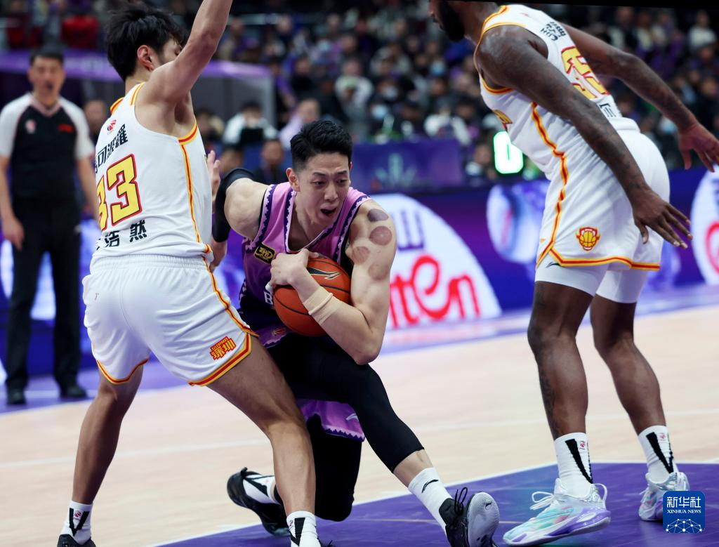 关于赛后CBA常规赛传出新动向；勒沃库森回应争议；管理层表态：球迷炸锅；轮换策略成焦点的信息